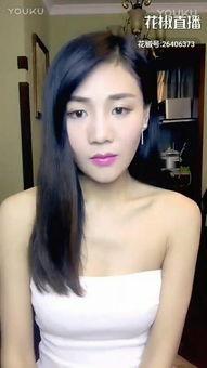 女主播半露抹胸,引发网友热议